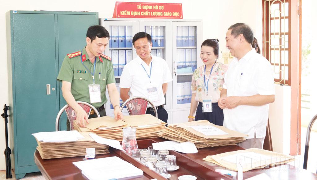 Đoàn kiểm tra của Ban Chỉ đạo Kỳ thi tốt nghiệp THPT năm 2026 tỉnh kiểm tra công tác lưu trữ hồ sơ thí sinh dự thi tại điểm thi Trường THPT A Thanh Liêm. Ảnh: Lê Dũng