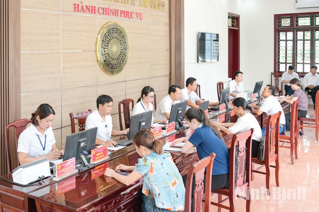 Giải quyết thủ tục hành chính tại Trung tâm Phục vụ hành chính công xã Yên Từ. Ảnh: Trường Giang