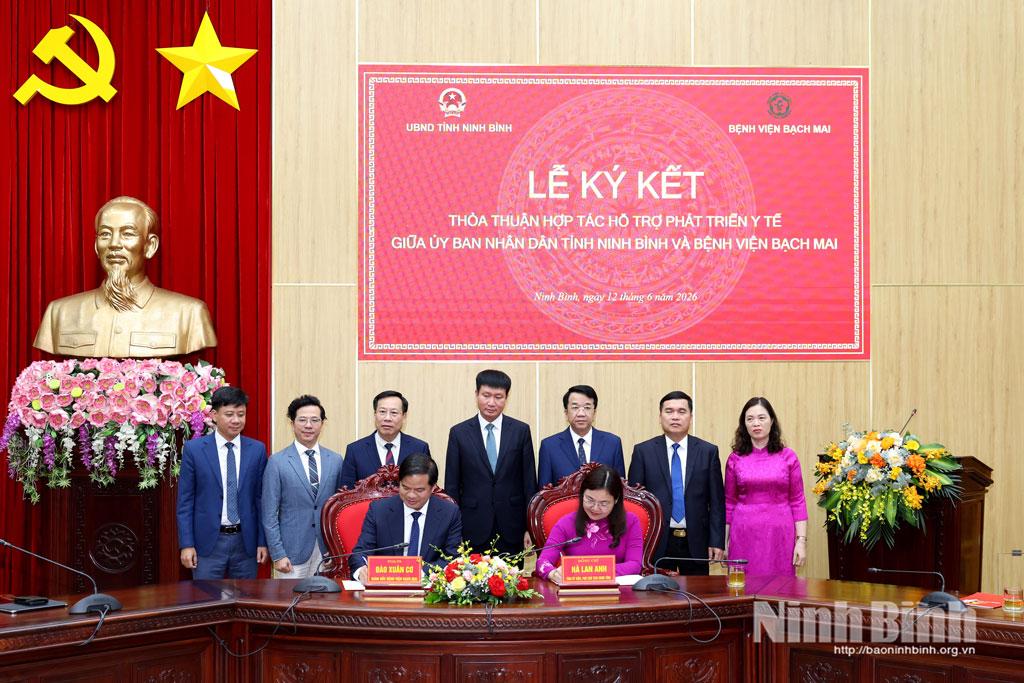 Các đại biểu chứng kiến lễ ký kết thỏa thuận hợp tác phát triển y tế giữa UBND tỉnh Ninh Bình và Bệnh viện Bạch Mai.