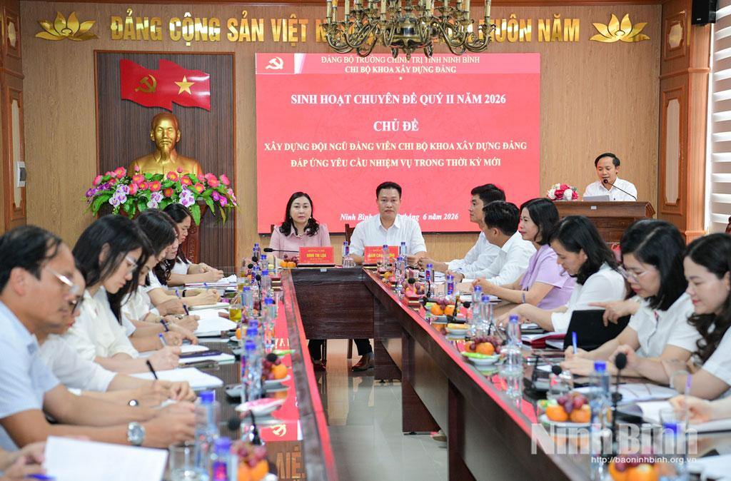 Đồng chí Đinh Thị Lụa, Phó Bí thư Tỉnh ủy, Chủ tịch Ủy ban MTTQ Việt Nam tỉnh dự sinh hoạt chuyên đề tại Chi bộ Khoa Xây dựng Đảng, Đảng bộ Trường Chính trị tỉnh