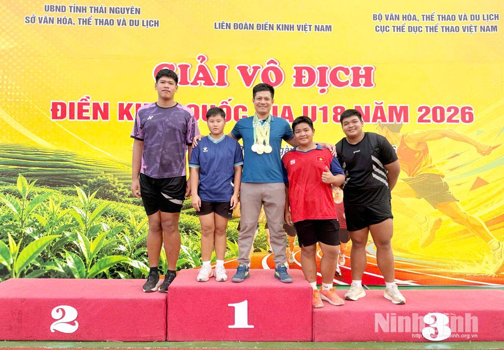 Thầy và trò đội tuyển Điền kinh Ninh Bình vui mừng với thành tích đạt được.