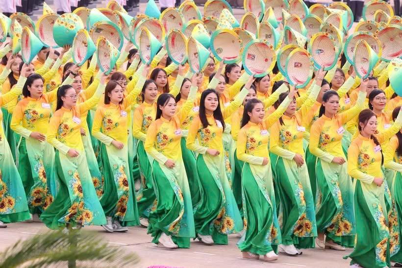 Khối Phụ nữ Việt Nam diễu hành dịp kỷ niệm 80 năm Cách mạng tháng Tám và Quốc khánh 2/9. (Ảnh: Văn Điệp/TTXVN)