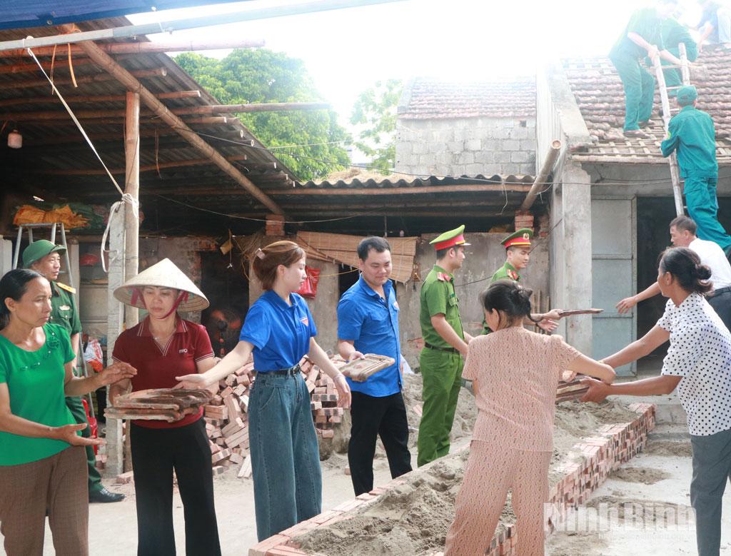 Các lực lượng công an, quân sự, đoàn thể của xã và nhân dân tham gia tháo dỡ nhà cũ, GPMB giúp gia đình bà Vũ Thị Lan xây dựng nhà mới.