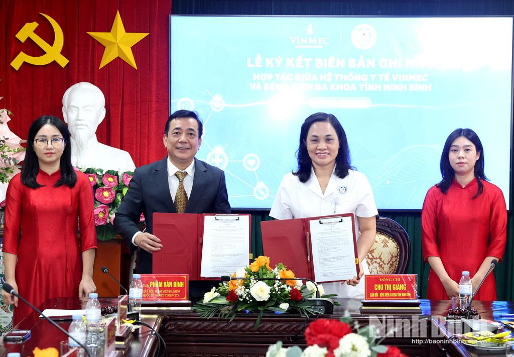 Giám đốc Bệnh viện Đa khoa tỉnh Ninh Bình và Giám đốc Bệnh viện Đa khoa quốc tế Vinmec Time City ký biên bản ghi nhớ hợp tác.