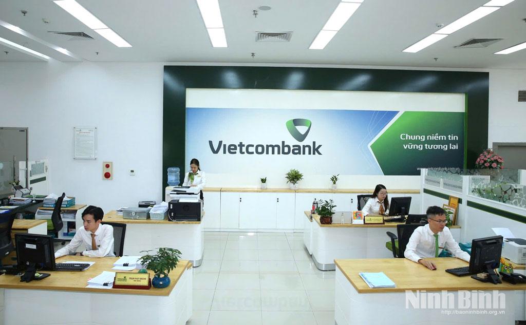Giao dịch tại ngân hàng Ngoại thương Việt Nam chi nhánh tỉnh Ninh Bình. Ảnh: Anh Tuấn