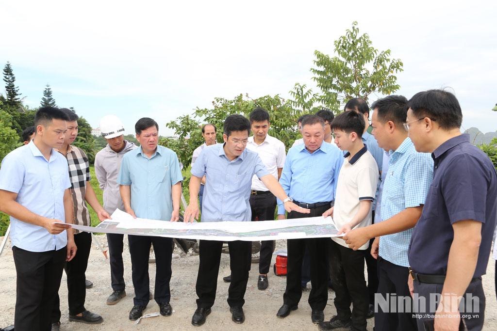 Đồng chí Trần Anh Dũng, Ủy viên Ban Thường vụ Tỉnh ủy, Phó Chủ tịch UBND tỉnh kiểm tra tiến độ thực hiện Dự án nâng cấp, cải tạo, kè chống sạt lở và xây dựng cảnh quan hai bờ sông Vân.