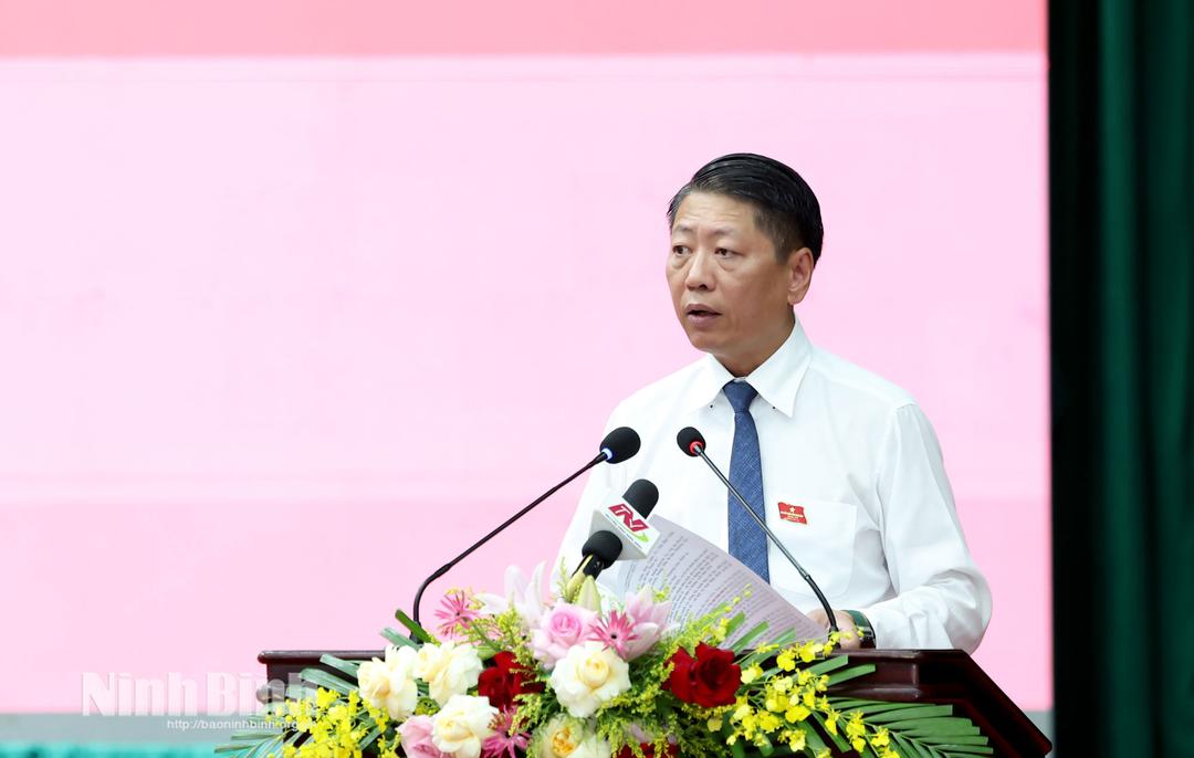 Đồng chí Trần Song Tùng, Ủy viên Ban Thường vụ Tỉnh ủy, Phó Chủ tịch Thường trực UBND tỉnh trình bày Báo cáo tóm tắt tình hình kinh tế - xã hội 6 tháng đầu năm, phương hướng, nhiệm vụ trọng tâm 6 tháng cuối năm 2026.