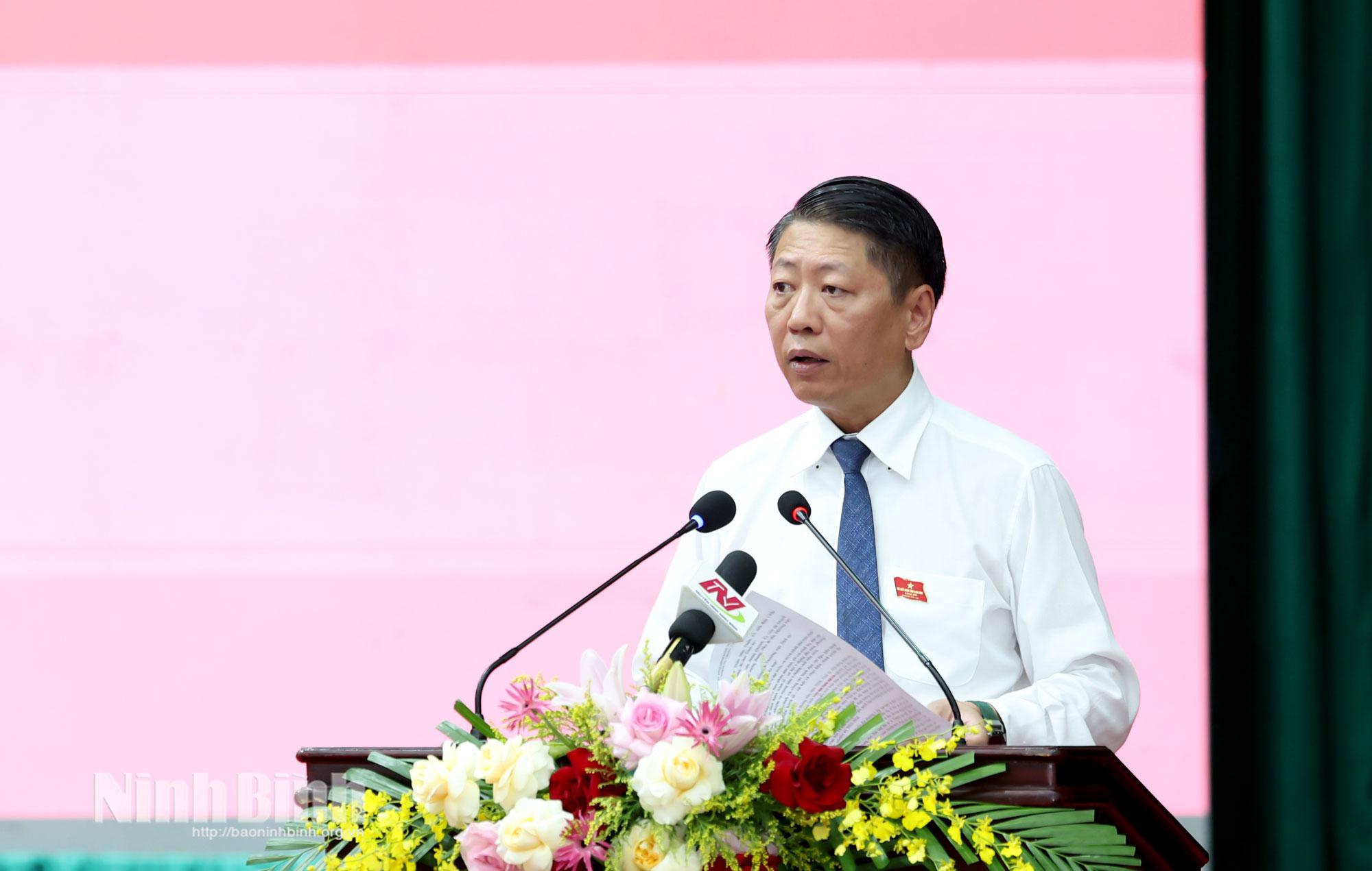 Đồng chí Trần Song Tùng, Ủy viên Ban Thường vụ Tỉnh ủy, Phó Chủ tịch Thường trực UBND tỉnh trình bày Báo cáo tóm tắt tình hình kinh tế - xã hội 6 tháng đầu năm, phương hướng, nhiệm vụ trọng tâm 6 tháng cuối năm 2026.