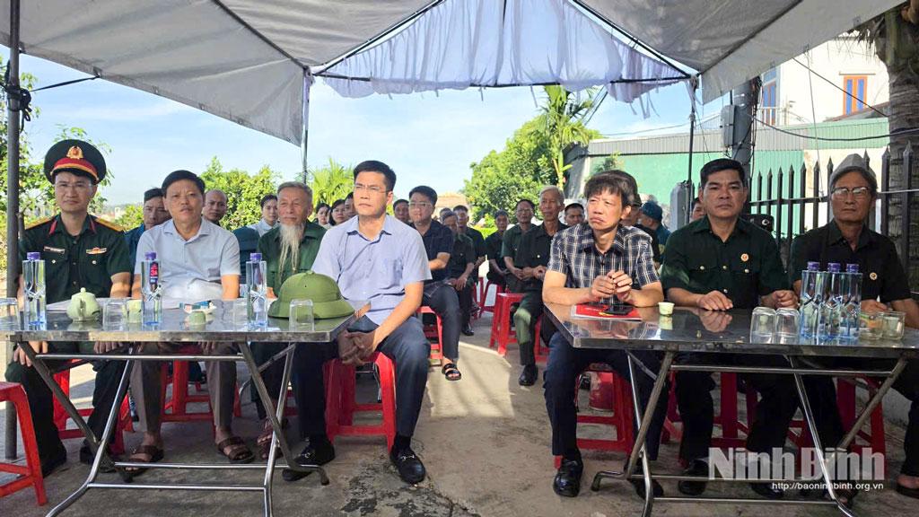 Các đại biểu tham dự lễ khởi công xây dựng nhà cho gia đình anh Nguyễn Đình Hơn, thôn Trinh Nữ 4, xã Yên Mô, nạn nhân chất độc da cam/dioxin.
