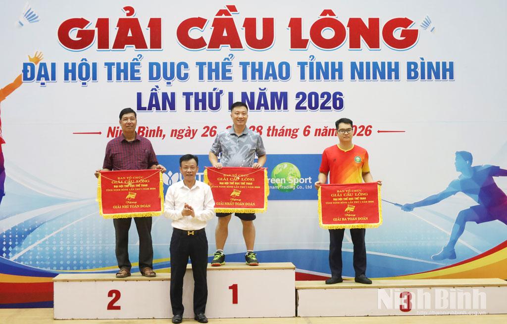 Lãnh đạo Sở Văn hóa và Thể thao trao giải Nhất, Nhì, Ba toàn đoàn cho các đơn vị.