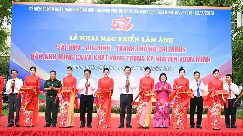 Các đại biểu thực hiện nghi thức cắt băng khai mạc triển lãm. (Ảnh: QUỐC THANH)