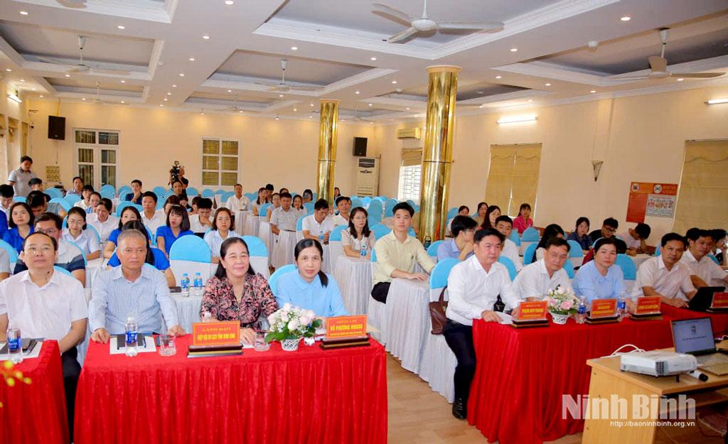 Các đại biểu, học viên dự khai giảng lớp tập huấn.
