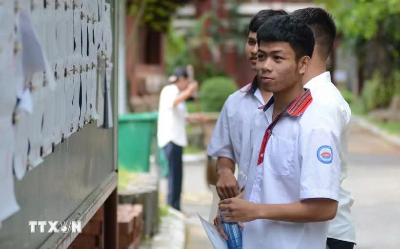 Thí sinh người đồng bào Cơ Tu xem phòng dự thi tại điểm thi Trường THPT Chuyên Quốc học Huế. (Ảnh: Văn Dũng/TTXVN)