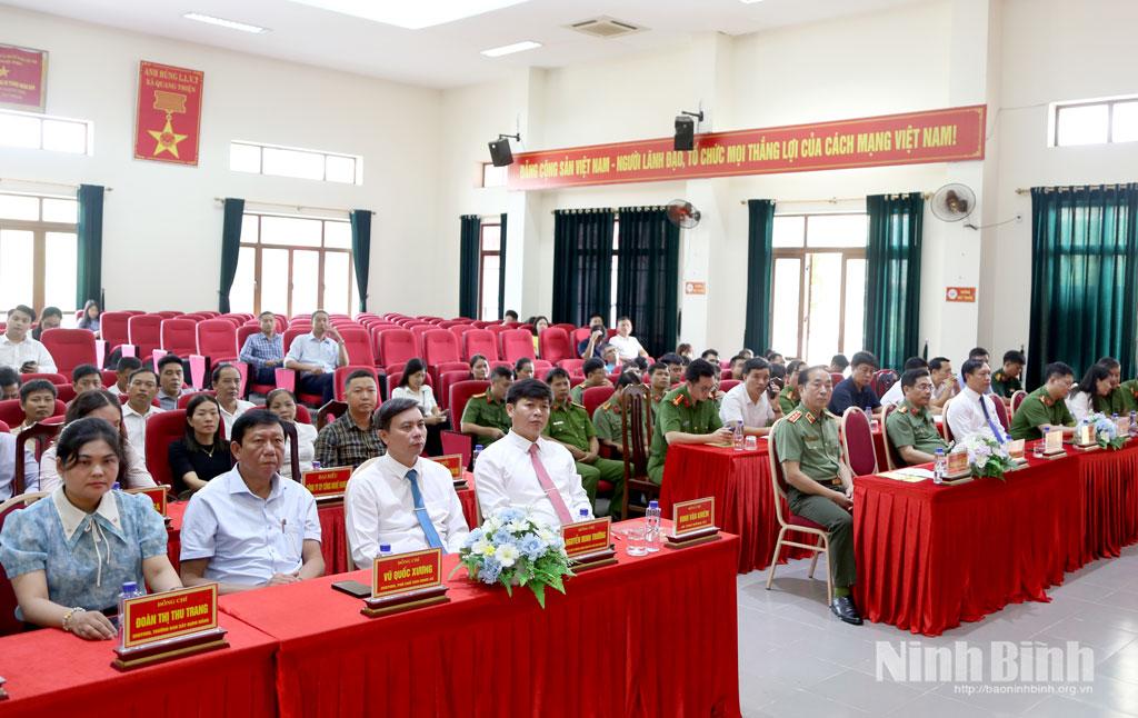 Các đại biểu dự Lễ Công bố triển khai các giải pháp về Chuyển đổi số tại xã Quang Thiện.