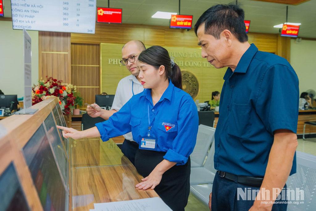 Hướng dẫn người dân làm các thủ tục hành chính trên môi trường số tại Trung tâm Phục vụ hành chính công tỉnh. Ảnh: Ngọc Linh