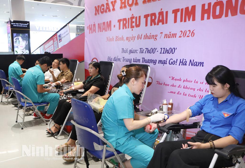 Đông đảo tình nguyện viên tham gia hiến máu.