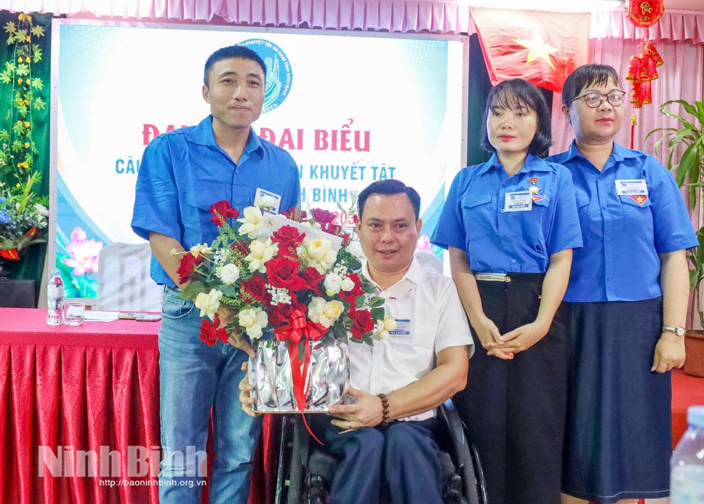 Lãnh đạo Hội Người khuyết tật tỉnh tặng hoa chúc mừng Đại hội.