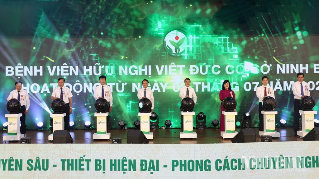 Các đại biểu bấm nút khai trương Bệnh viện Hữu nghị Việt Đức cơ sở Ninh Bình.