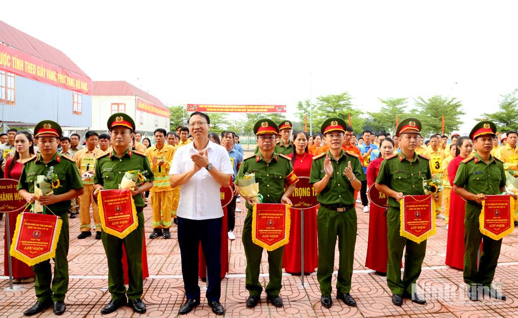 Ban Tổ chức trao Cờ lưu niệm và tặng hoa cho các đội tham gia hội thi.