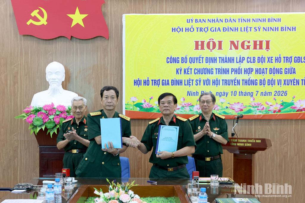 Lãnh đạo Hội Hỗ trợ gia đình liệt sỹ và lãnh đạo Hội Truyền thống bộ đội Vị Xuyên ký cam kết chương trình phối hợp hoạt động tri ân liệt sỹ.