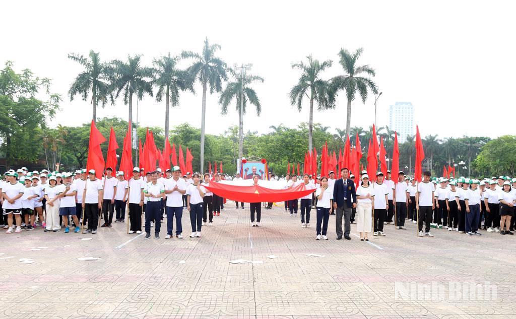 Các đồng chí lãnh đạo chụp ảnh lưu niệm với các đoàn tham dự chương trình.
