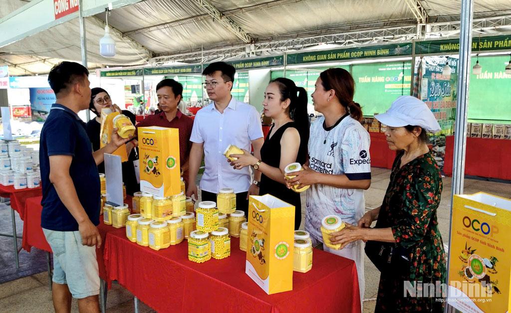 Trung tâm Xúc tiến đầu tư và thương mại tỉnh tham gia Tuần hàng OCOP Ninh Bình tại Huế.