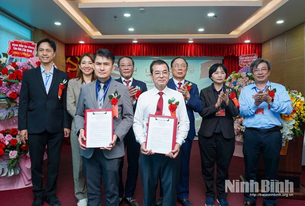 Lãnh đạo hai Bệnh viện trao Biên bản ký kết Chương trình hợp tác chiến lược giữa hai đơn vị.