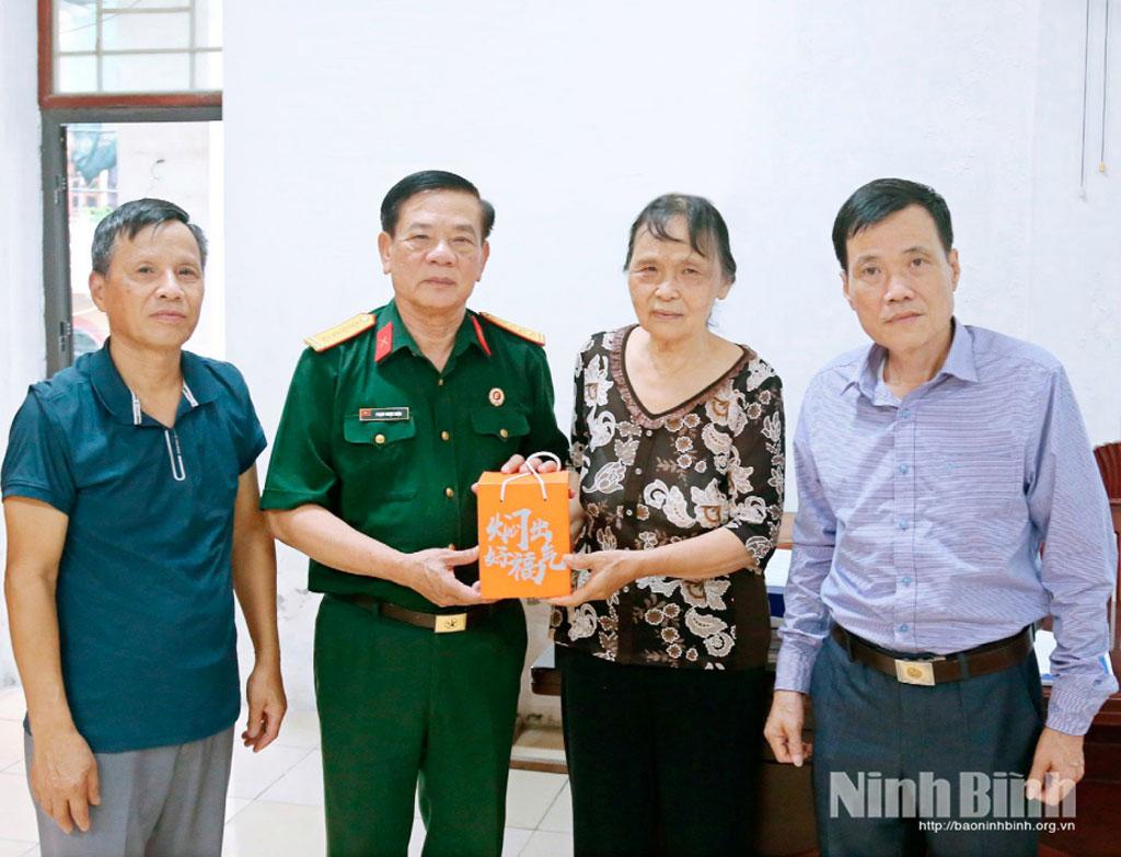 Ông Phạm Ngọc Hiệu (thứ 2 từ trái sang) tặng quà cho thân nhân gia đình liệt sĩ ở phường Nam Định.