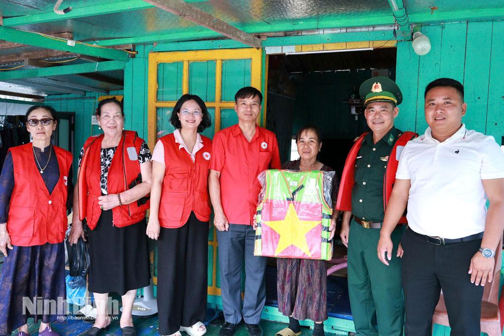 Lãnh đạo Uỷ ban MTTQ Việt Nam tỉnh, lãnh đạo Hội Chữ thập đỏ tỉnh Ninh Bình trao Cờ cho các hộ ngư dân nghèo, có hoàn cảnh khó khăn trên địa bàn Đặc khu Cát Hải.