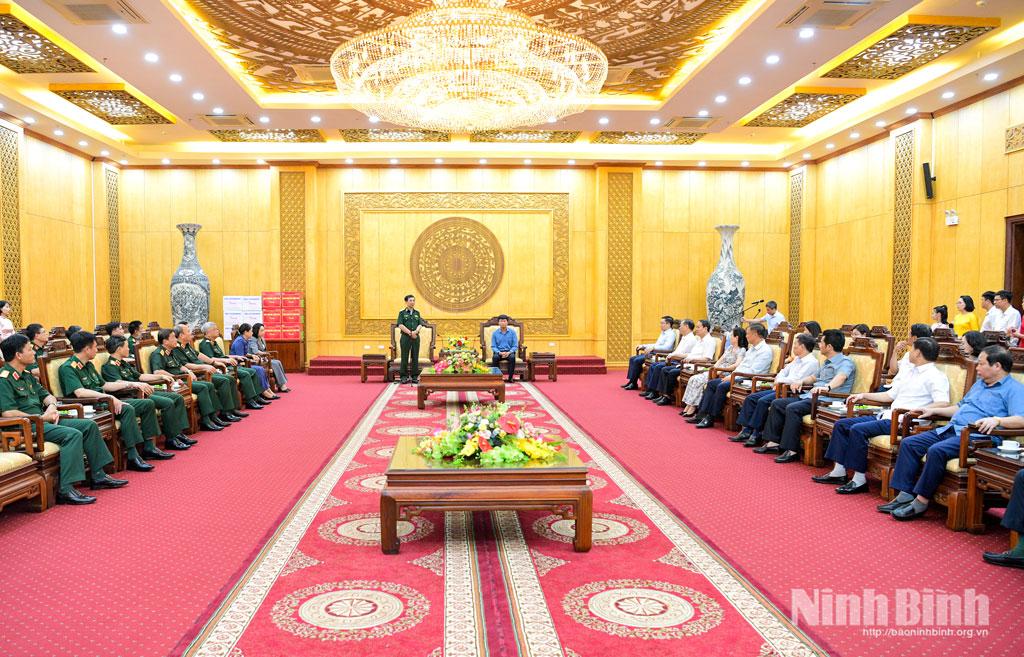 Quang cảnh buổi làm việc.