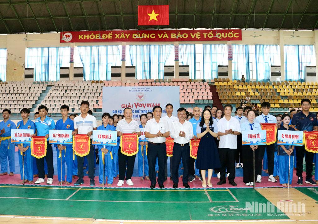 Ban Tổ chức giải tặng cờ lưu niệm cho các đoàn tham dự.