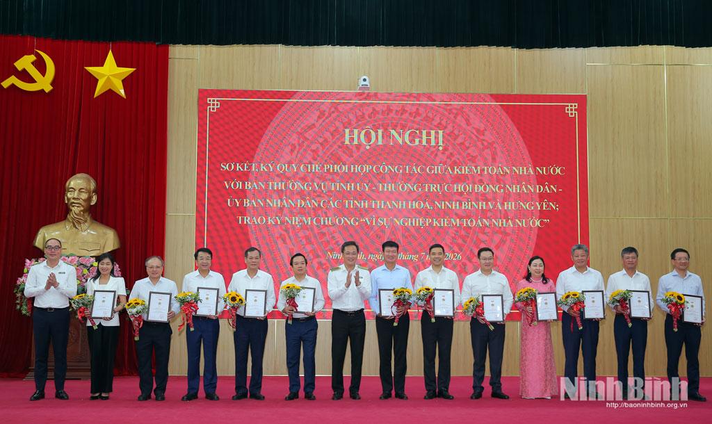 Đồng chí Nguyễn Hữu Nghĩa, Ủy viên Trung ương Đảng, Ủy viên Ban Thường vụ Đảng ủy Quốc hội, Bí thư Đảng ủy, Tổng Kiểm toán Nhà nước; đồng chí Bùi Quốc Dũng, Ủy viên dự khuyết Trung ương Đảng, Phó Tổng Kiểm toán Nhà nước trao Kỷ niệm chương “Vì sự nghiệp Kiểm toán nhà nước” và tặng hoa cho cho các cá nhân có nhiều đóng góp đối với sự nghiệp xây dựng và phát triển của ngành.