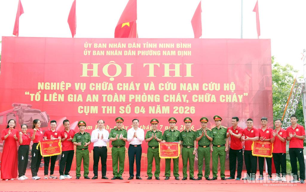 Ban Tổ chức trao giải Nhất toàn đoàn cho đội thi phường Nam Định.