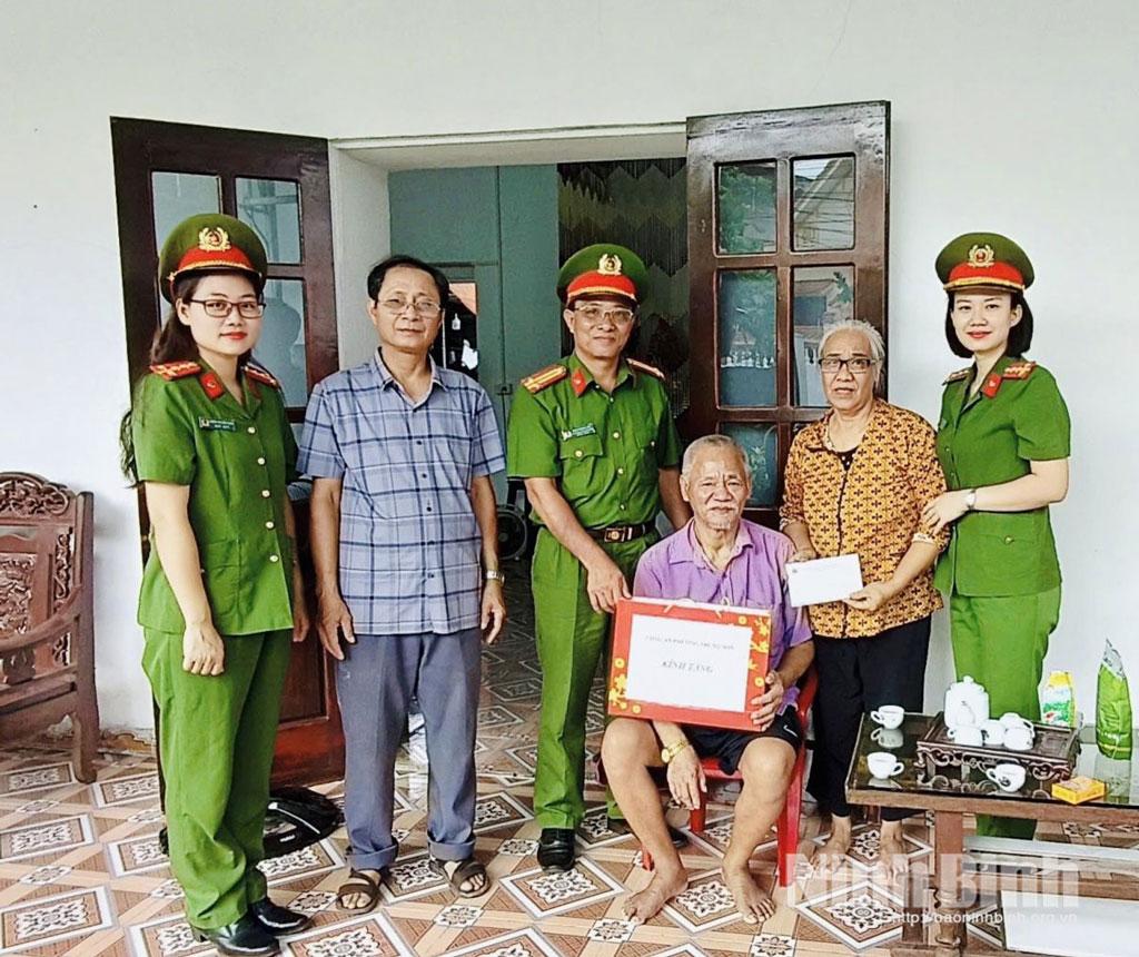 Cán bộ, chiến sĩ Công an tỉnh thăm hỏi, tặng quà tri ân gia đình người có công với cách mạng.