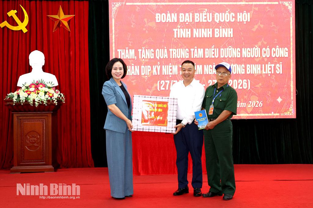 Đồng chí Trần Thị Hồng Thanh, Tỉnh ủy viên, Phó Trưởng đoàn ĐBQH tỉnh tặng quà cho Trung tâm Điều dưỡng người có công tỉnh.