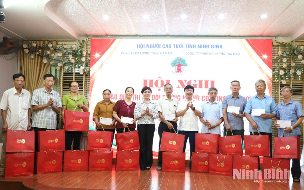 Ban tổ chức trao quà cho Hội Người cao tuổi các xã, phường thuộc Cụm thi đua số 3 để chuyển đến các hộ gia đình chính sách, người có công trên địa bàn.