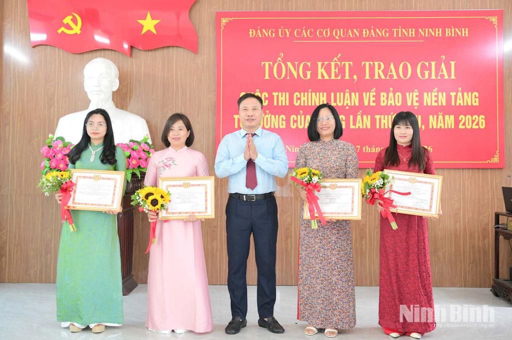 Đồng chí Hoàng Nguyên Dự, Ủy viên Ban Thường vụ Tỉnh ủy, Phó Bí thư Thường trực Đảng ủy các cơ quan Đảng tỉnh trao Giấy chứng nhận cho các tác giả và nhóm tác giả đạt giải A Cuộc thi chính luận về bảo vệ nền tảng tư tưởng của Đảng lần thứ Sáu, năm 2026. Ảnh: TRrường Giang