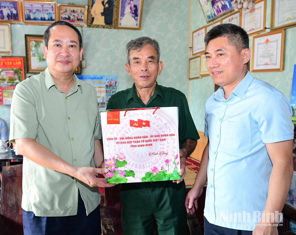 Đồng chí Mai Văn Tuất, Phó Bí thư Tỉnh ủy, Trưởng Đoàn đại biểu Quốc hội tỉnh thăm hỏi, tặng quà gia đình thương binh Mai Văn Đạt ở thôn Đông Bình Hải.