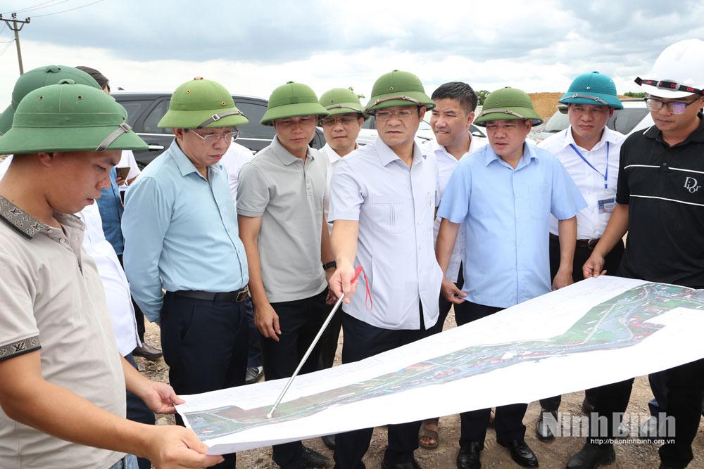 Đồng chí Phó Chủ tịch UBND tỉnh Trần Anh Dũng kiểm tra công tác thi công dự án tại điểm giao ngã ba sông Vân và sông Sào Khê.
