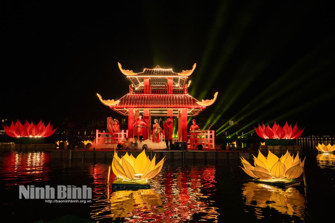 Biểu diễn nhạc cụ dân tộc trên sông.