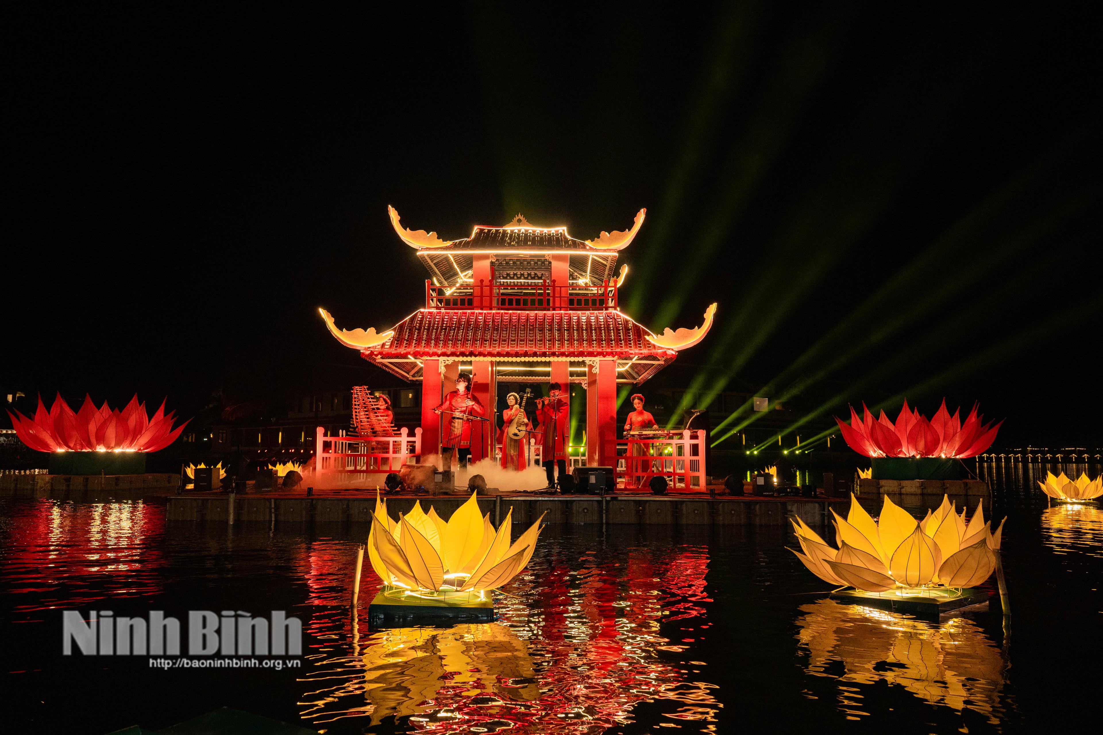 Biểu diễn nhạc cụ dân tộc trên sông.
