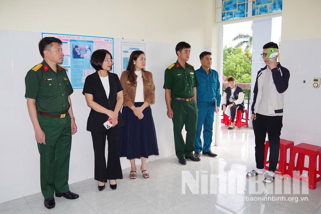 Các đồng chí lãnh đạo Ban Chỉ huy Phòng thủ khu vực 1 - Phù Vân và phường Duy Hà kiểm tra công tác khám sức khỏe sơ tuyển NVQS.