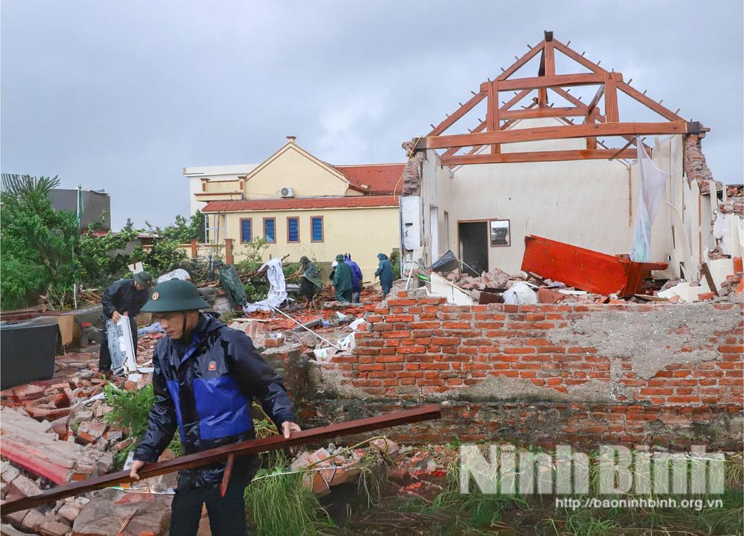 Hiện trường vụ sập nhà khiến 2 người tử vong trong một gia đình tại thôn Phú Bình, xã Quỹ Nhất. Ảnh: Viết Dư