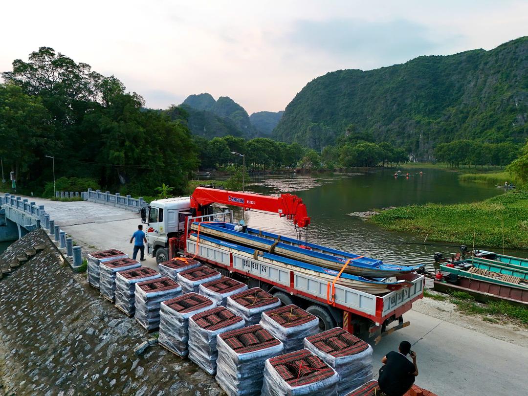 Thuyền, áo phao từ Tam Cốc được tập kết lên xe tải vận chuyển đi Thái Nguyên. Ảnh: Ngọc Linh