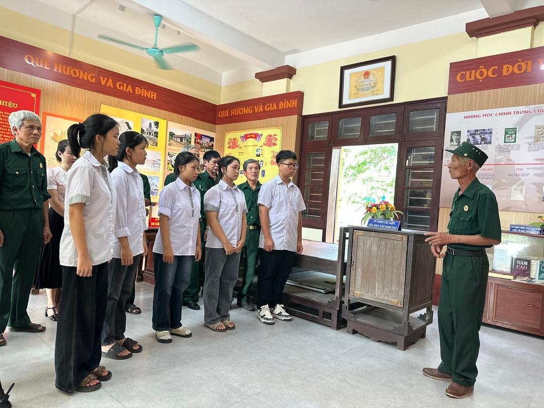 Ông Trần Hữu Vịnh, Hội Cựu chiến binh xã Nam Lý, giới thiệu về tiểu sử Nhà văn Nam Cao cho các em học sinh.