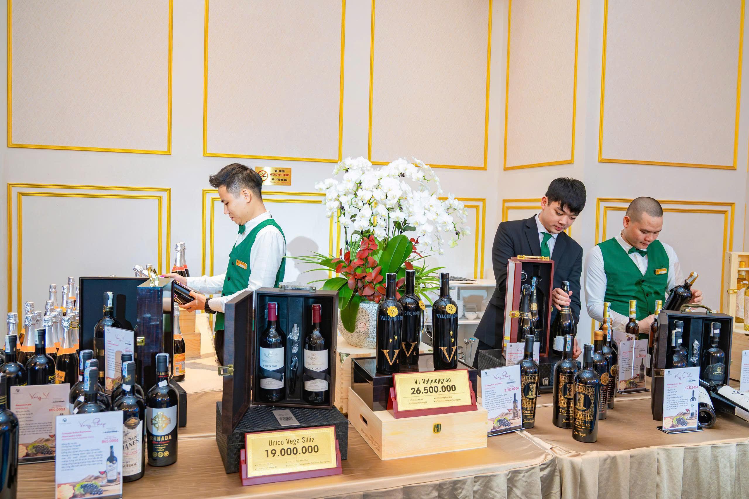 Người tiêu dùng ngày càng quan tâm đến chất lượng và tính minh bạch của sản phẩm, đặc biệt là hàng cao cấp. (Trong ảnh: Gian hàng trưng bày rượu tại Nhà hàng Thanh Nga Luxury). Ảnh: Ngọc Linh