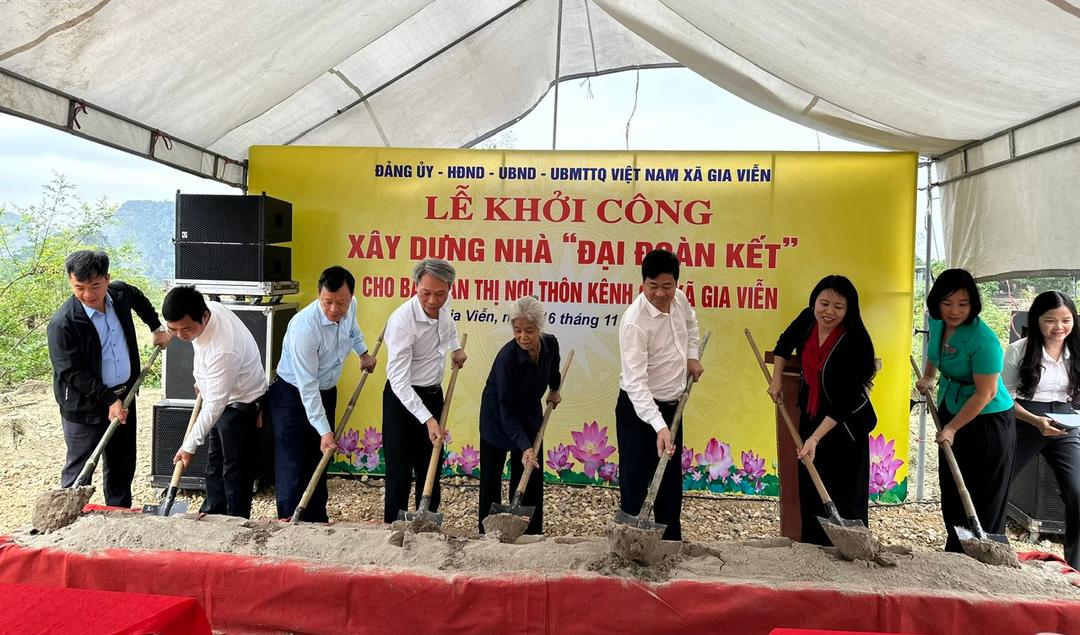 Lãnh đạo xã Gia Viễn và bà Trần Thị Nơi khởi công xây dựng ngôi nhà. Ảnh: Nguyễn Lựu