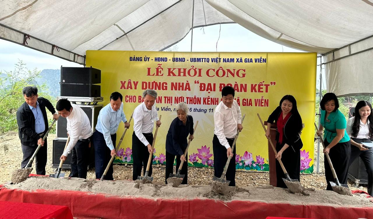 Lãnh đạo xã Gia Viễn và bà Trần Thị Nơi khởi công xây dựng ngôi nhà. Ảnh: Nguyễn Lựu