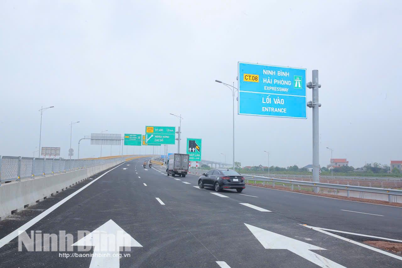 Hợp phần cầu vượt sông Đáy thuộc tuyến Cao tốc Ninh Bình - Hải Phòng (CT.08) đã hoàn thành. Ảnh: Anh Tuấn