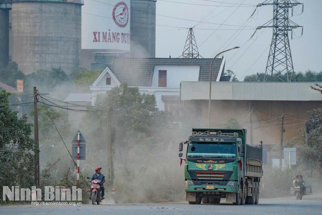 Các phương tiện vận tải chuyên chở vật liệu xây dựng di chuyển liên tục cuốn theo bụi đường mù mịt, gây ảnh hưởng trực tiếp đến người tham gia giao thông và môi trường sống quanh khu vực Nhà máy xi măng Duyên Hà. Ảnh: Ngọc Linh